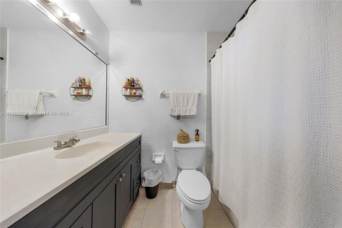 Condominio en venta en Hialeah, Florida, 3 dormitorios, 106.84 m2 № 1712702 - foto 16