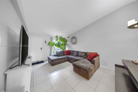 Condominio en venta en Hialeah, Florida, 3 dormitorios, 106.84 m2 № 1712702 - foto 7