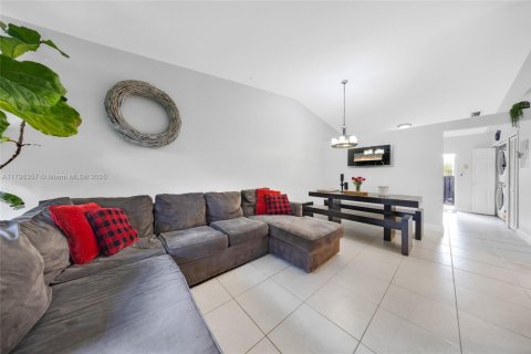 Condominio en venta en Hialeah, Florida, 3 dormitorios, 106.84 m2 № 1712702 - foto 5