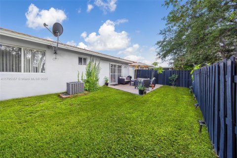 Condominio en venta en Hialeah, Florida, 3 dormitorios, 106.84 m2 № 1712702 - foto 2