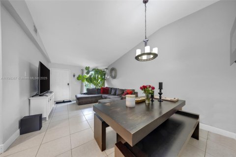 Condominio en venta en Hialeah, Florida, 3 dormitorios, 106.84 m2 № 1712702 - foto 9