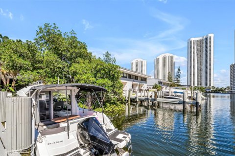 Touwnhouse à vendre à Sunny Isles Beach, Floride: 4 chambres, 246.19 m2 № 1954369 - photo 4