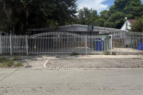 Propiedad comercial en venta en Miami, Florida, 232.72 m2 № 2320622 - foto 1