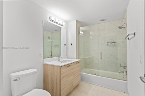 Condominio en alquiler en North Miami Beach, Florida, 2 dormitorios, 104.89 m2 № 1938672 - foto 13