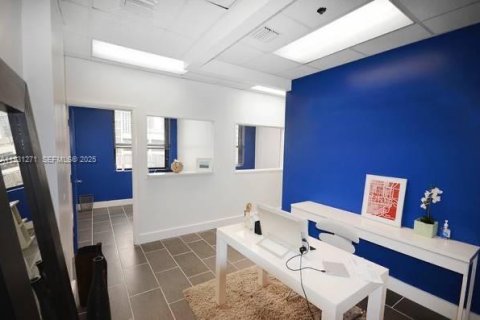 Commercial property in Miami, Florida № 1990094 - photo 3