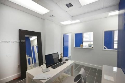 Commercial property in Miami, Florida № 1990094 - photo 7