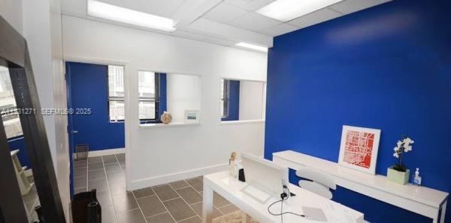 Commercial property in Miami, Florida № 1990094