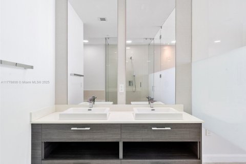 Condo in Miami, Florida, 3 bedrooms № 2037060 - photo 11