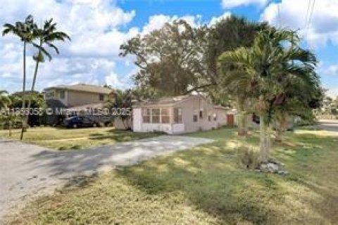 Villa ou maison à louer à Fort Lauderdale, Floride: 2 chambres, 92.07 m2 № 1880037 - photo 1