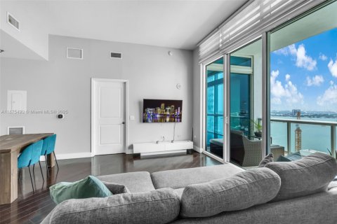 Кондоминиум с 2 спальнями в Майами, Флорида № 1980407