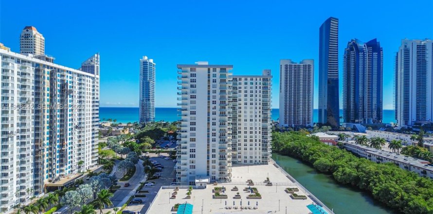 Condominio en Sunny Isles Beach, Florida, 2 dormitorios  № 2020185