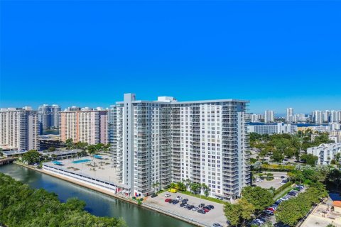 Condominio en venta en Sunny Isles Beach, Florida, 2 dormitorios, 144.18 m2 № 2020185 - foto 2
