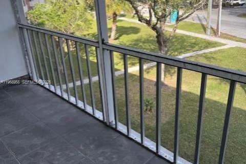 Condo in Miami, Florida, 1 bedroom № 2031839 - photo 11