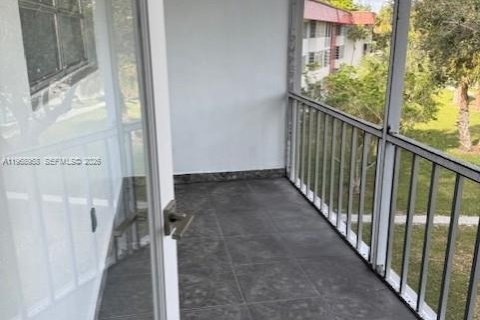 Condo in Miami, Florida, 1 bedroom № 2031839 - photo 10