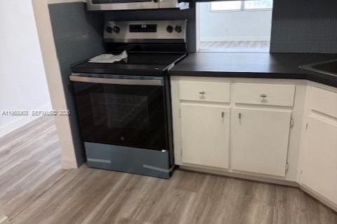 Condo in Miami, Florida, 1 bedroom № 2031839 - photo 4