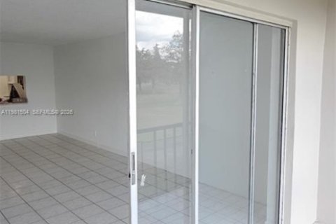 Купить кондоминиум в Тамарак, Флорида 2 спальни, 88.16м2, № 2043374 - фото 23