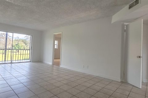 Купить кондоминиум в Тамарак, Флорида 2 спальни, 88.16м2, № 2043374 - фото 6