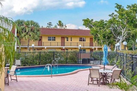 Купить кондоминиум в Тамарак, Флорида 2 спальни, 88.16м2, № 2043374 - фото 24