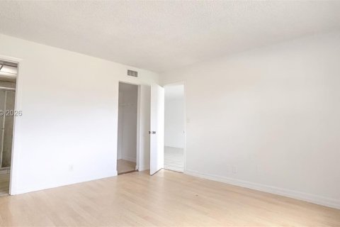 Купить кондоминиум в Тамарак, Флорида 2 спальни, 88.16м2, № 2043374 - фото 13