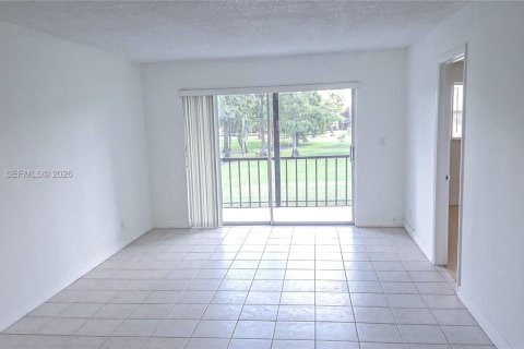 Купить кондоминиум в Тамарак, Флорида 2 спальни, 88.16м2, № 2043374 - фото 4