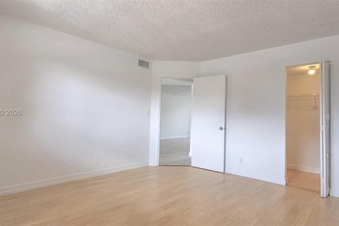 Купить кондоминиум в Тамарак, Флорида 2 спальни, 88.16м2, № 2043374 - фото 17