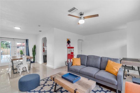 House in Lauderdale Lakes, Florida 4 bedrooms, 154.78 sq.m. № 1952906 - photo 7