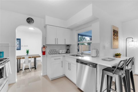 House in Lauderdale Lakes, Florida 4 bedrooms, 154.78 sq.m. № 1952906 - photo 15