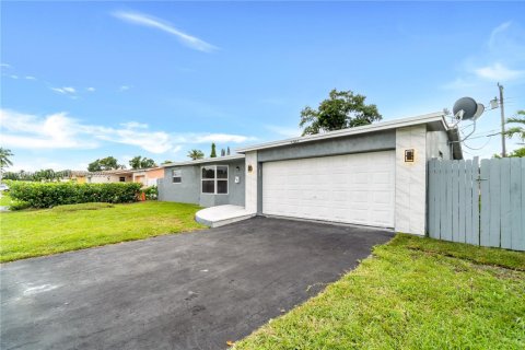 House in Lauderdale Lakes, Florida 4 bedrooms, 154.78 sq.m. № 1952906 - photo 2