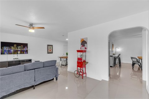 House in Lauderdale Lakes, Florida 4 bedrooms, 154.78 sq.m. № 1952906 - photo 4
