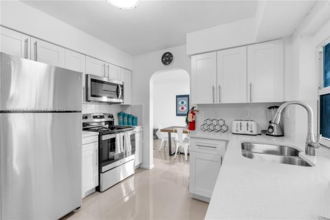 House in Lauderdale Lakes, Florida 4 bedrooms, 154.78 sq.m. № 1952906 - photo 16