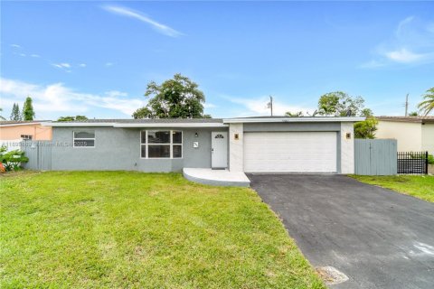 House in Lauderdale Lakes, Florida 4 bedrooms, 154.78 sq.m. № 1952906 - photo 1