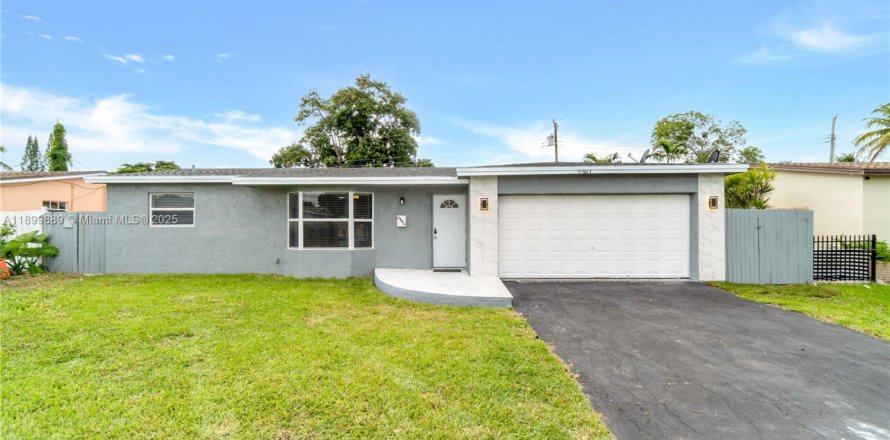 House in Lauderdale Lakes, Florida 4 bedrooms, 154.78 sq.m. № 1952906
