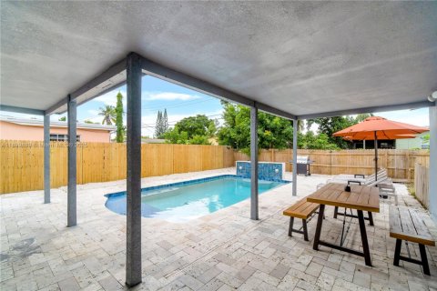 House in Lauderdale Lakes, Florida 4 bedrooms, 154.78 sq.m. № 1952906 - photo 17