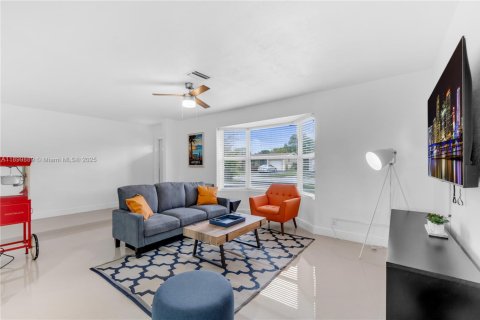 House in Lauderdale Lakes, Florida 4 bedrooms, 154.78 sq.m. № 1952906 - photo 6