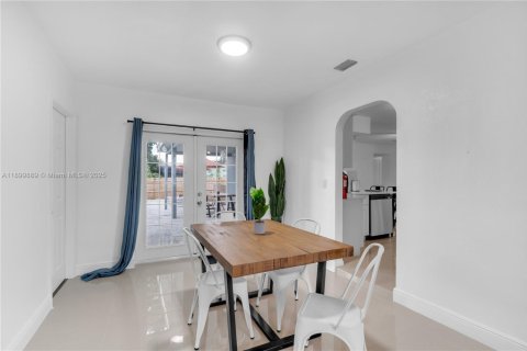 House in Lauderdale Lakes, Florida 4 bedrooms, 154.78 sq.m. № 1952906 - photo 9