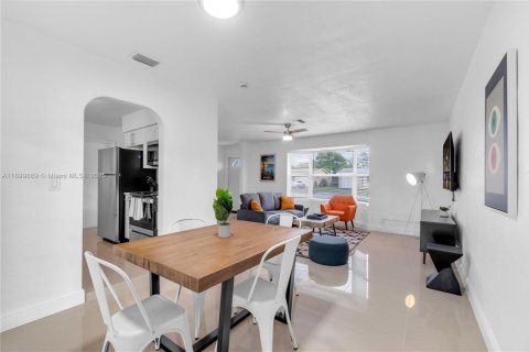 House in Lauderdale Lakes, Florida 4 bedrooms, 154.78 sq.m. № 1952906 - photo 13