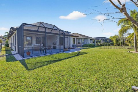 House in Apollo Beach, Florida 3 bedrooms, 194.63 sq.m. № 2092545 - photo 3
