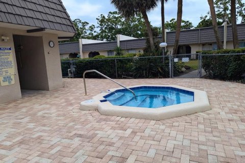 Condo in Seminole, Florida, 2 bedrooms  № 1762114 - photo 29
