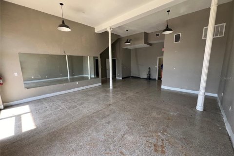Propiedad comercial en alquiler en Tampa, Florida, 857.12 m2 № 1156191 - foto 8