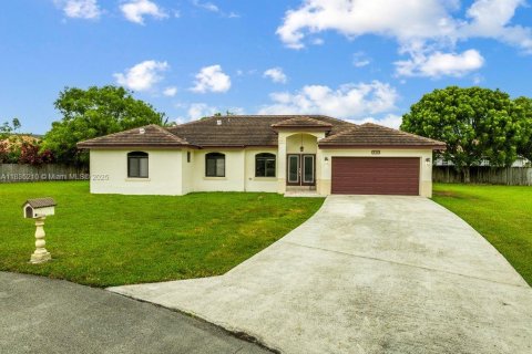 House in Homestead, Florida 4 bedrooms, 204.11 sq.m. № 1818473 - photo 1