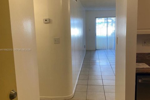 Appartement à louer à North Miami, Floride: 1 chambre, 75.81 m2 № 1999819 - photo 2