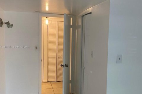 Appartement à louer à North Miami, Floride: 1 chambre, 75.81 m2 № 1999819 - photo 10