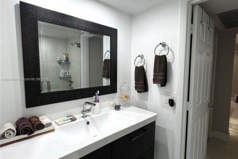 Condo in Miami Beach, Florida, 2 bedrooms  № 1804129 - photo 27