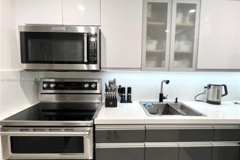 Condo in Miami Beach, Florida, 2 bedrooms  № 1804129 - photo 10