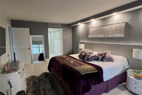 Condo in Miami Beach, Florida, 2 bedrooms  № 1804129 - photo 18