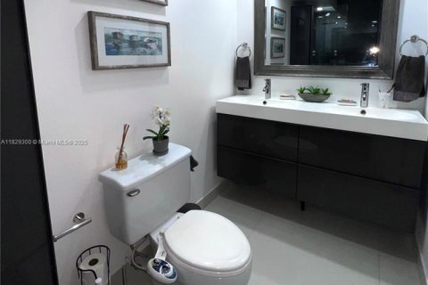 Condo in Miami Beach, Florida, 2 bedrooms  № 1804129 - photo 21