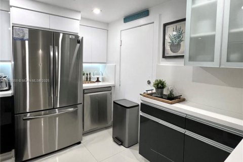 Condo in Miami Beach, Florida, 2 bedrooms  № 1804129 - photo 13