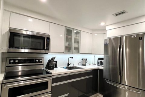 Condo in Miami Beach, Florida, 2 bedrooms  № 1804129 - photo 12