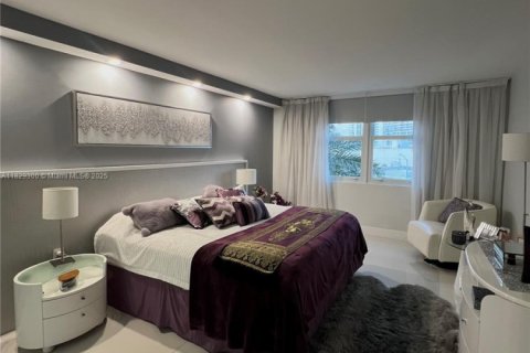 Condo in Miami Beach, Florida, 2 bedrooms  № 1804129 - photo 17