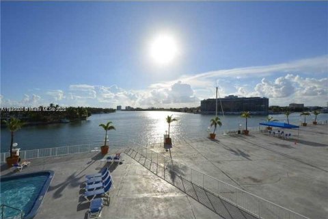 Condo in Miami Beach, Florida, 2 bedrooms  № 1804129 - photo 30